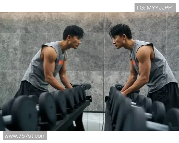 足球明星男生身材展示与健身秘诀分享，激励你追求完美体型